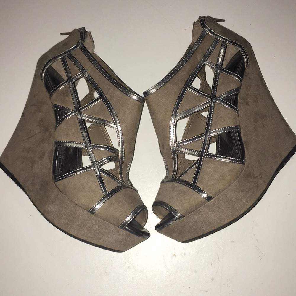 Gianni Bini Nude Wedges